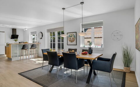 Springimile - 300M from the Sea: Mueble, Diseño De Interiores, Piso, Silla, Suelo, Madera, Techo, Cocina Y Comedor Mesa, Mesa, Comedor