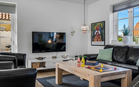 Springimile - 300M from the Sea: Mueble, Diseño De Interiores, Sofá, Piso, Sala, Techo, Habitación, Marco, Suelo, Televisión
