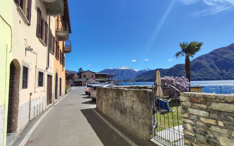 La Tana del Pescatore: Cielo, Agua, Edificio, Nube, Ventana, Azur, Montaña, Planta, Madera, Casa