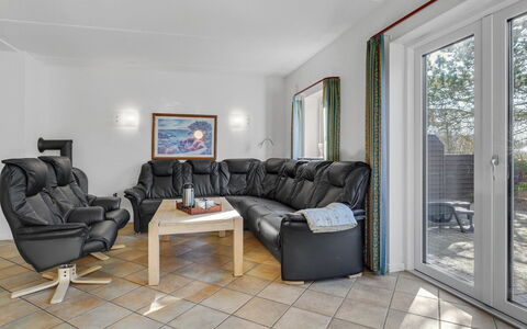 Oneida - 800M from the Sea: Mueble, Diseño De Interiores, Piso, Suelo, Techo, Sofá, Habitación, Casa, Sala, Departamento