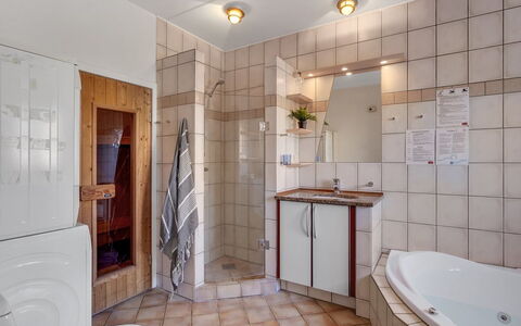 Oneida - 800M from the Sea: Piso, Suelo, Diseño De Interiores, Arreglo De Tubería, Techo, Baño, Habitación, Plomería, Lavabo Del Baño, Lavabo