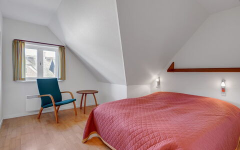 Oneida - 800M from the Sea: Diseño De Interiores, Piso, Pared, Suelo, Madera, Techo, Habitación, Cama, Habitación, Mueble