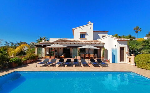 Villa Lantana: Mueble, Mueble Para Exteriores, Silla, Jardín, Manchas De Madera, Césped, Madera Dura, Sombra, Patio Interior
