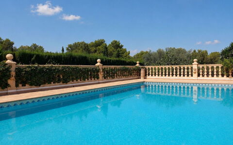 Villa Lantana: Azul, Agua, Piscina, Ocio, Material Compuesto, Fuente De Agua, Recurso, Ciudad De Vacaciones, Thermae, Balaustre