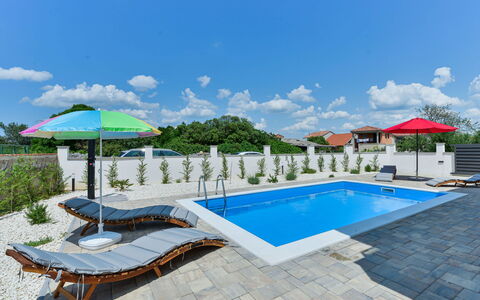 Sunset: Agua, Cielo, Nube, Propiedad, Piscina, Azur, Sunlounger, Mueble Para Exteriores, Sombra, Edificio