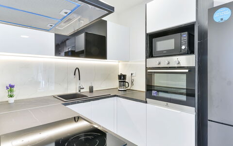Sunset: Mostrador, Gabinetes, Grifo, Propiedad, Lavabo, Fregadero, Mueble, Cocina, Estufa De Cocina, Arreglo De Tubería