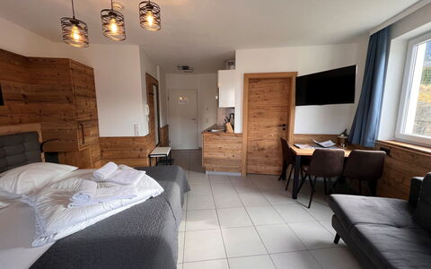 Rehkitz: Mueble, Propiedad, Mesa, Edificio, Comodidad, Ventana, Diseño De Interiores, Encendiendo, Suelo, Madera