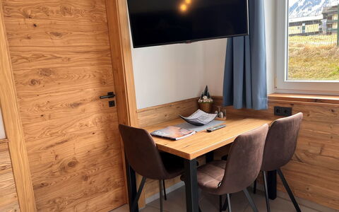 Rehkitz: Mueble, Edificio, Propiedad, Mesa, Planta, Ventana, Madera, Silla, Diseño De Interiores, Arquitectura