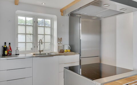 Elsabeth - 20M from the Sea: Cocina, Mostrador, Piso, Aparato De Cocina, Gabinetes, Diseño De Interiores, Madera, Mueble, Suelo, Electrodoméstico