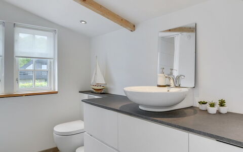 Elsabeth - 20M from the Sea: Baño, Arreglo De Tubería, Lavabo Del Baño, Lavabo, Diseño De Interiores, Piso, Mueble De Baño, Grifo, Suelo, Plomería