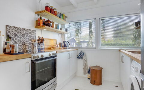 Ljuba - 1.2Km from the Sea: Cocina, Electrodoméstico, Mostrador, Diseño De Interiores, Aparato De Cocina, Piso, Electrodoméstico, Gabinetes, Techo, Habitación