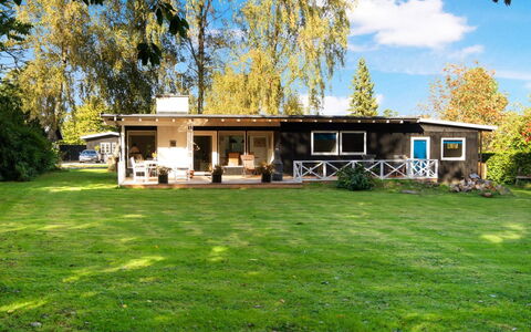 Ljuba - 1.2Km from the Sea: Casa, Casa, Cabaña, El Terreno Del Lote, Techo, Área Rural, Casa De Campo, Césped, Puerta, Jardín