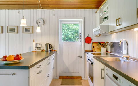 Lucie - 1.5Km from the Sea: Madera, Piso, Diseño De Interiores, Techo, Mostrador, Cocina, Suelo, Lámpara, Casa, Gabinetes
