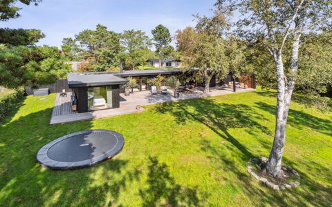 Hævnir - 1Km from the Sea: Piso, Suelo, Techo, Diseño De Interiores, Mostrador, Cocina, Gabinetes, Habitación, Electrodoméstico, Lámpara