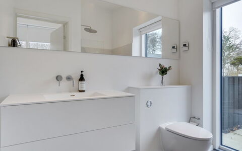 Ebke - 70M from the Sea: Baño, Arreglo De Tubería, Piso, Suelo, Diseño De Interiores, Mueble De Baño, Grifo, Plomería, Lavabo, Lavabo Del Baño