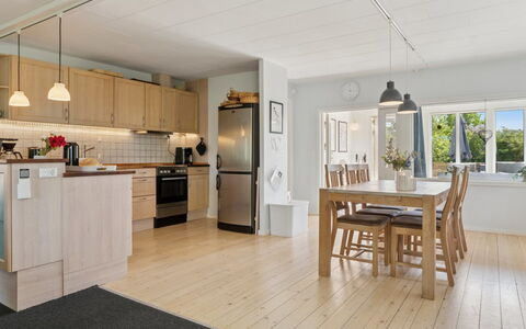 Ømund - 600M to the Fjord: Piso, Mueble, Suelo, Diseño De Interiores, Madera, Techo, Suelos De Madera, Cocina, Habitación, Suelo Laminado