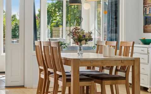 Ømund - 600M to the Fjord: Mueble, Piso, Madera, Suelo, Comedor, Diseño De Interiores, Cocina Y Comedor Mesa, Mesa, Silla, Manchas De Madera