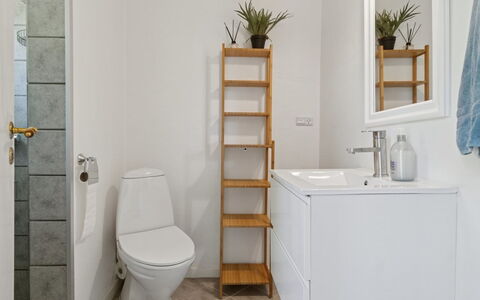 Ømund - 600M to the Fjord: Piso, Suelo, Diseño De Interiores, Baño, Arreglo De Tubería, Asiento Del Baño, Habitación, Baño, Plomería, Loseta