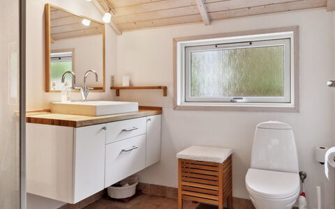 Merina - 700M from the Sea: Baño, Lavabo Del Baño, Arreglo De Tubería, Piso, Diseño De Interiores, Lavabo, Suelo, Madera, Grifo, Mueble De Baño