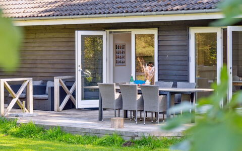 Pietari - 1.2Km from the Sea: Madera, Techo, Arquitectura, Casa, Casa, Cabaña, Vía Muerta, Madera Dura, Pendiente, Inmuebles