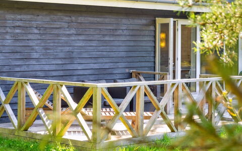 Pietari - 1.2Km from the Sea: Madera, Techo, Arquitectura, Casa, Casa, Cabaña, Vía Muerta, Madera Dura, Pendiente, Inmuebles