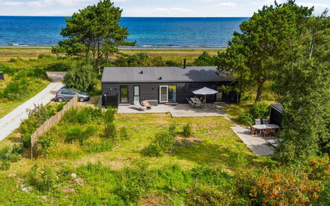 Gjorgje - 100M from the Sea: Techo, Casa, Casa, Cabaña, Vía Muerta, Inmuebles, Entrada De Coches, Edificios Del Jardín, Yarda, Cobertizo