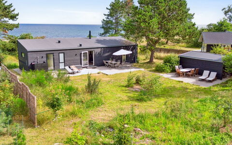 Gjorgje - 100M from the Sea: Techo, Casa, Casa, Cabaña, Vía Muerta, Inmuebles, Entrada De Coches, Edificios Del Jardín, Yarda, Cobertizo