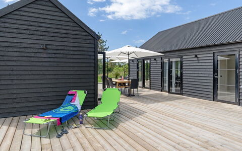 Henrik - 100M from the Sea: Piscina, Mueble Para Exteriores, Mueble, Recurso, Losa, Eco Hotel, Sombra, Silla, Ocio, Inmuebles