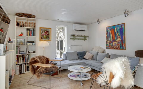 Eeli - 150M from the Sea: Mueble, Diseño De Interiores, Sofá, Piso, Pared, Sala, Madera, Suelo, Techo, Casa