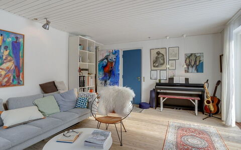 Eeli - 150M from the Sea: Mueble, Diseño De Interiores, Piso, Pared, Suelo, Madera, Techo, Sala, Suelos De Madera, Sofá