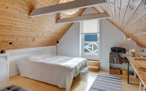 Eeli - 150M from the Sea: Diseño De Interiores, Piso, Habitación, Mueble, Madera, Suelo, Techo, Cama, Ático, Suelos De Madera