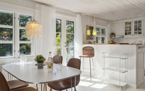 Arild - 10M from the Sea: Mueble, Diseño De Interiores, Piso, Suelo, Lámpara, Madera, Techo, Comedor, Candelabro, Silla