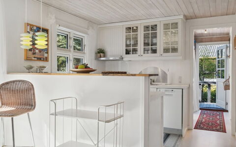 Arild - 10M from the Sea: Mueble, Diseño De Interiores, Piso, Cocina, Suelo, Madera, Mostrador, Casa, Techo, Gabinetes