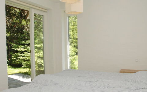 Fernande - 150M from the Sea: Pared, Diseño De Interiores, Habitación, Madera, Piso, Suelo, Cama, Techo, Lecho, Casa