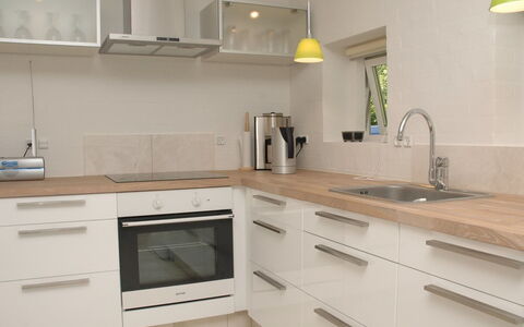 Fernande - 150M from the Sea: Piso, Mostrador, Cocina, Madera, Gabinetes, Diseño De Interiores, Suelo, Mueble, Lavabo, Aparato De Cocina