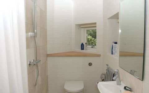 Fernande - 150M from the Sea: Baño, Arreglo De Tubería, Pared, Diseño De Interiores, Baño, Piso, Suelo, Lavabo Del Baño, Grifo, Plomería