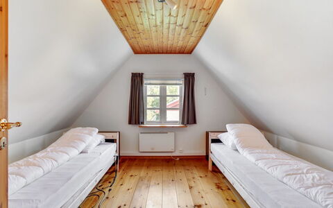 Redlef - 9Km from the Sea: Madera, Piso, Suelo, Diseño De Interiores, Techo, Mueble, Suelos De Madera, Habitación, Habitación, Cama