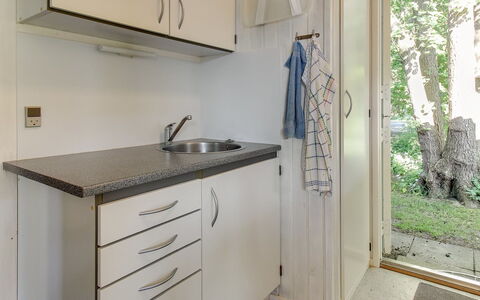 Virve - 300M from the Sea: Techo, Casa, Casa, Cabaña, Puerta, Vía Muerta, Cubierta, Porche, Tablón, Madera Dura