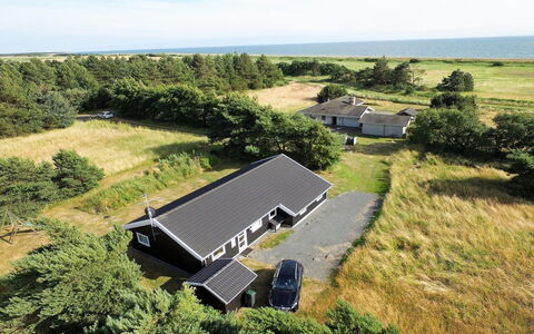 Aksel - 150M from the Sea: Techo, Casa, El Terreno Del Lote, Casa, Cabaña, Inmuebles, Edificios Del Jardín, Sombra, Cuarto De Troncos, Paisajismo