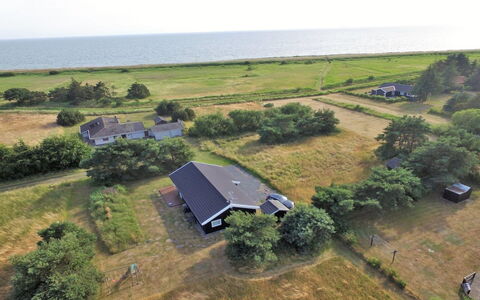 Aksel - 150M from the Sea: Techo, Casa, El Terreno Del Lote, Casa, Cabaña, Inmuebles, Edificios Del Jardín, Sombra, Cuarto De Troncos, Paisajismo