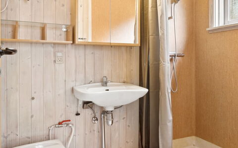 Arendine - 700M from the Sea: Pared, Piso, Madera, Arreglo De Tubería, Suelo, Lavabo Del Baño, Diseño De Interiores, Lavabo, Baño, Techo