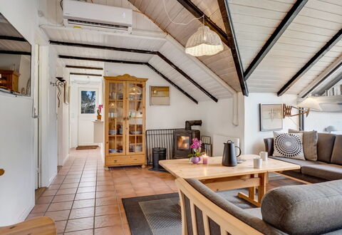 Arnfin - 160M from the Sea: Mueble, Diseño De Interiores, Piso, Madera, Suelo, Techo, Sofá, Habitación, Sala, Encendiendo