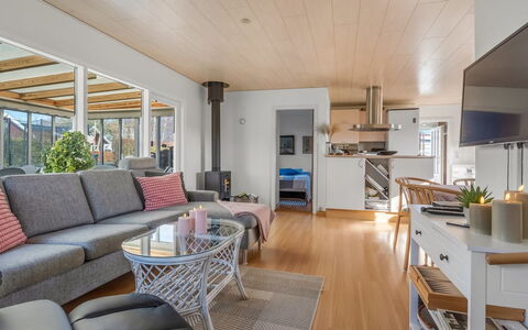 Hattie - 100M from the Sea: Mueble, Diseño De Interiores, Piso, Sofá, Suelo, Madera, Techo, Suelos De Madera, Sala, Habitación