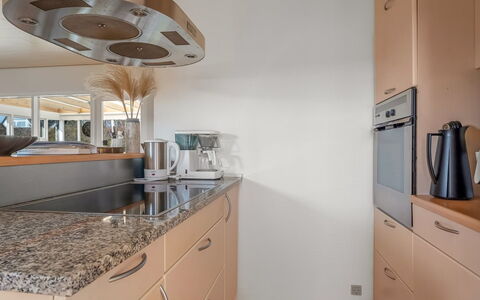 Hattie - 100M from the Sea: Mostrador, Cocina, Diseño De Interiores, Piso, Aparato De Cocina, Gabinetes, Mueble, Madera, Techo, Suelo