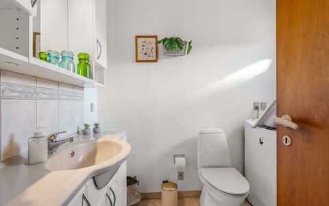 Hattie - 100M from the Sea: Diseño De Interiores, Arreglo De Tubería, Pared, Piso, Lavabo, Suelo, Baño, Baño, Asiento Del Baño, Lavabo Del Baño
