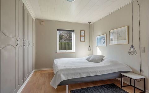 Hattie - 100M from the Sea: Mueble, Cama, Diseño De Interiores, Habitación, Piso, Suelo, Madera, Techo, Sábana, Lecho