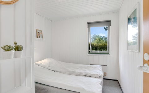 Lars - 250M from the Sea: Pared, Madera, Suelo, Habitación, Casa, Puerta, Techo, Cama, Lecho, Sábana