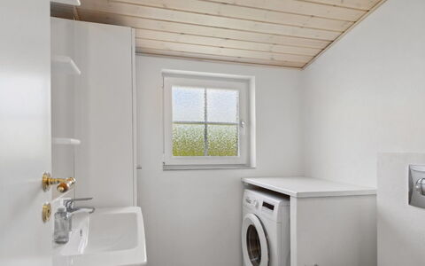 Amy - 150M from the Sea: Pared, Piso, Madera, Suelo, Techo, Diseño De Interiores, Arreglo De Tubería, Habitación, Plomería, Baño