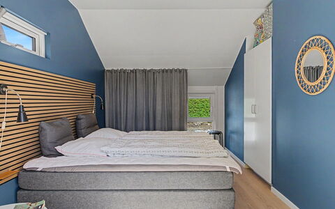 Elbert - 100M from the Sea: Diseño De Interiores, Mueble, Piso, Habitación, Suelo, Cama, Madera, Textil, Techo, Lecho