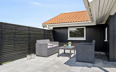 Dyrken - 200M from the Sea: Departamento, Sombra, Balcón, Silla, Cerca, Mueble Para Exteriores, Aluminio, Césped Artificial